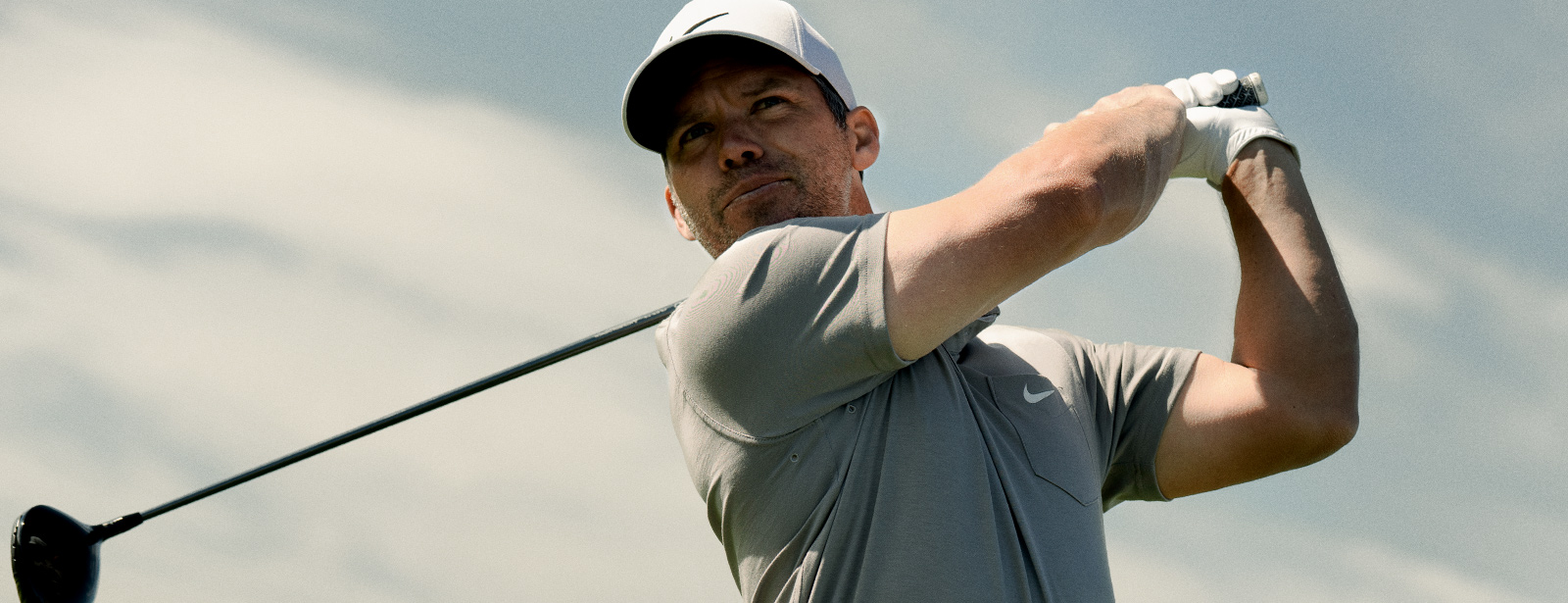 Ein Golfspieler auf einer Golfwiese.