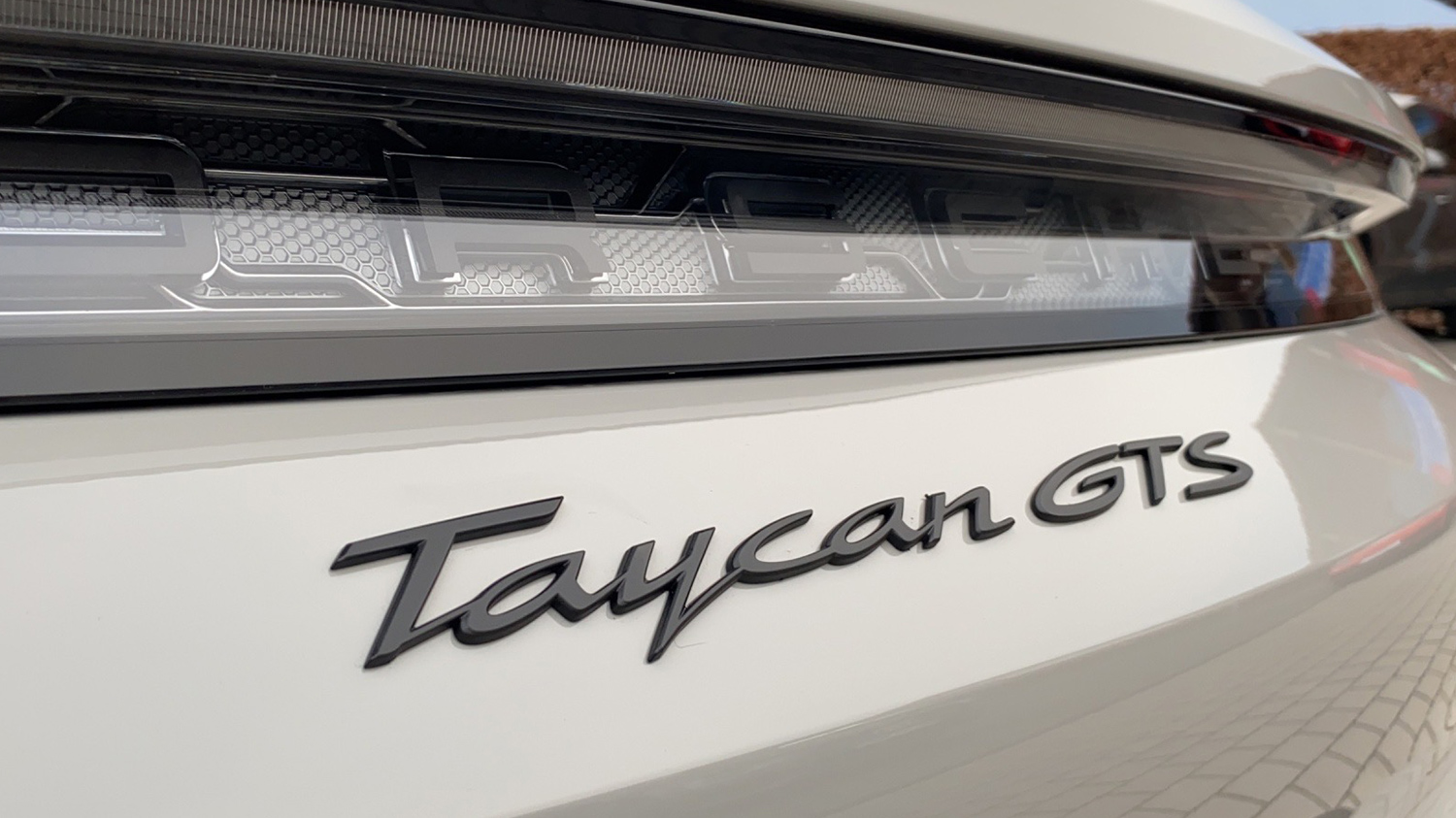 Taycan GTS Sport Turismo Schriftzug auf dem Fahrzeug.